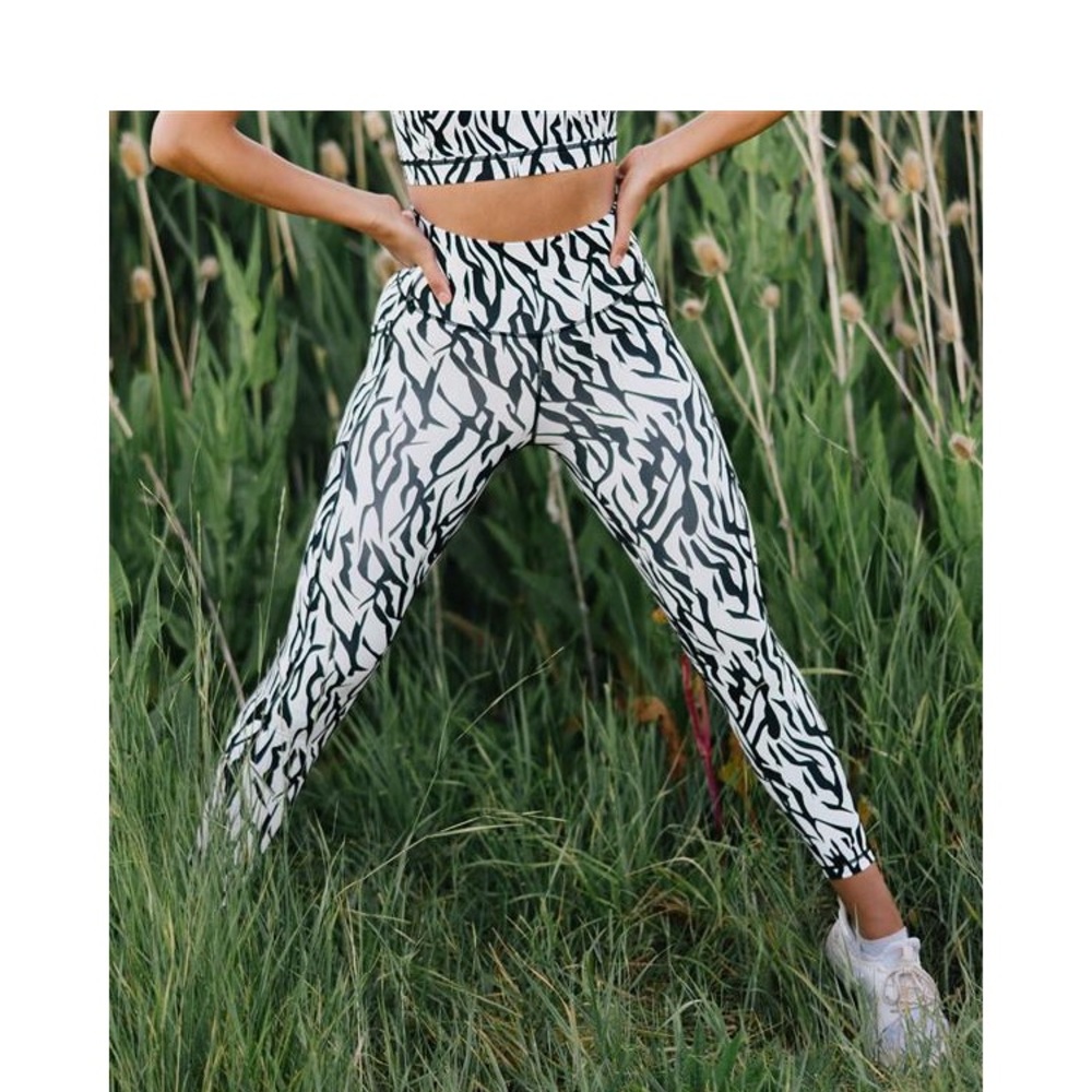 Zyia Active Brilliant 7/8 length Safari Leggings Size 4 NWOT
